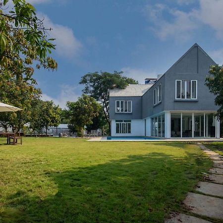 Twilight Grove By Stayvista - Pool- View Villa With Manicured Lawn, Contemporary Interiors & Home Theatre 卡尔贾特 外观 照片