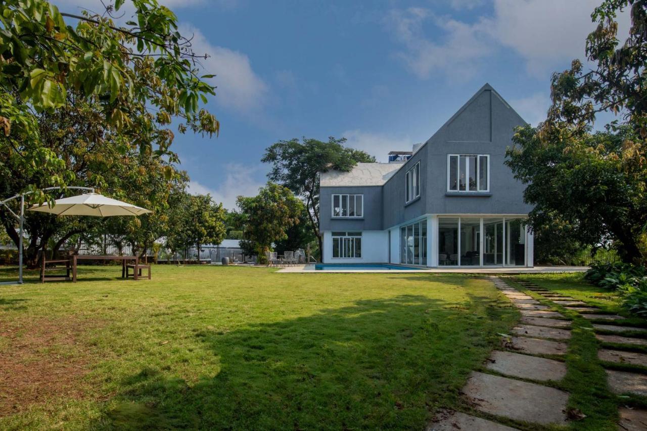 Twilight Grove By Stayvista - Pool- View Villa With Manicured Lawn, Contemporary Interiors & Home Theatre 卡尔贾特 外观 照片