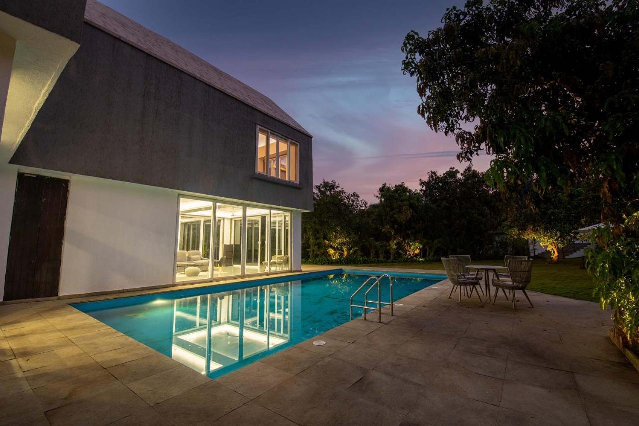 Twilight Grove By Stayvista - Pool- View Villa With Manicured Lawn, Contemporary Interiors & Home Theatre 卡尔贾特 外观 照片