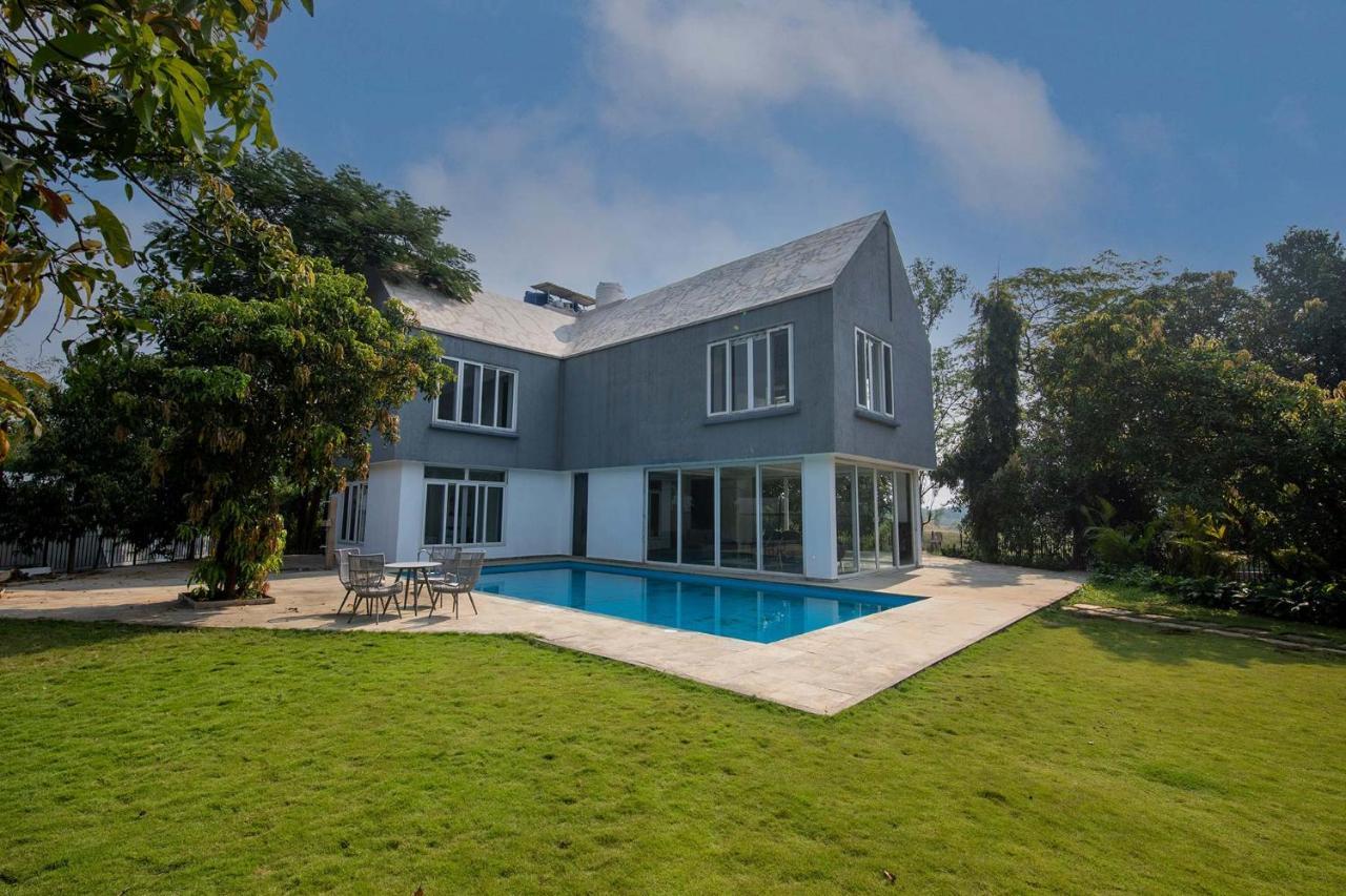 Twilight Grove By Stayvista - Pool- View Villa With Manicured Lawn, Contemporary Interiors & Home Theatre 卡尔贾特 外观 照片