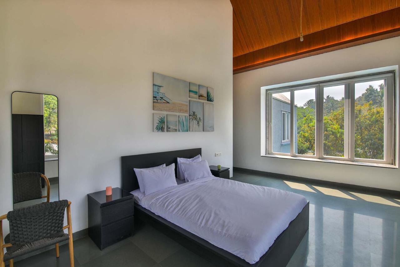 Twilight Grove By Stayvista - Pool- View Villa With Manicured Lawn, Contemporary Interiors & Home Theatre 卡尔贾特 外观 照片