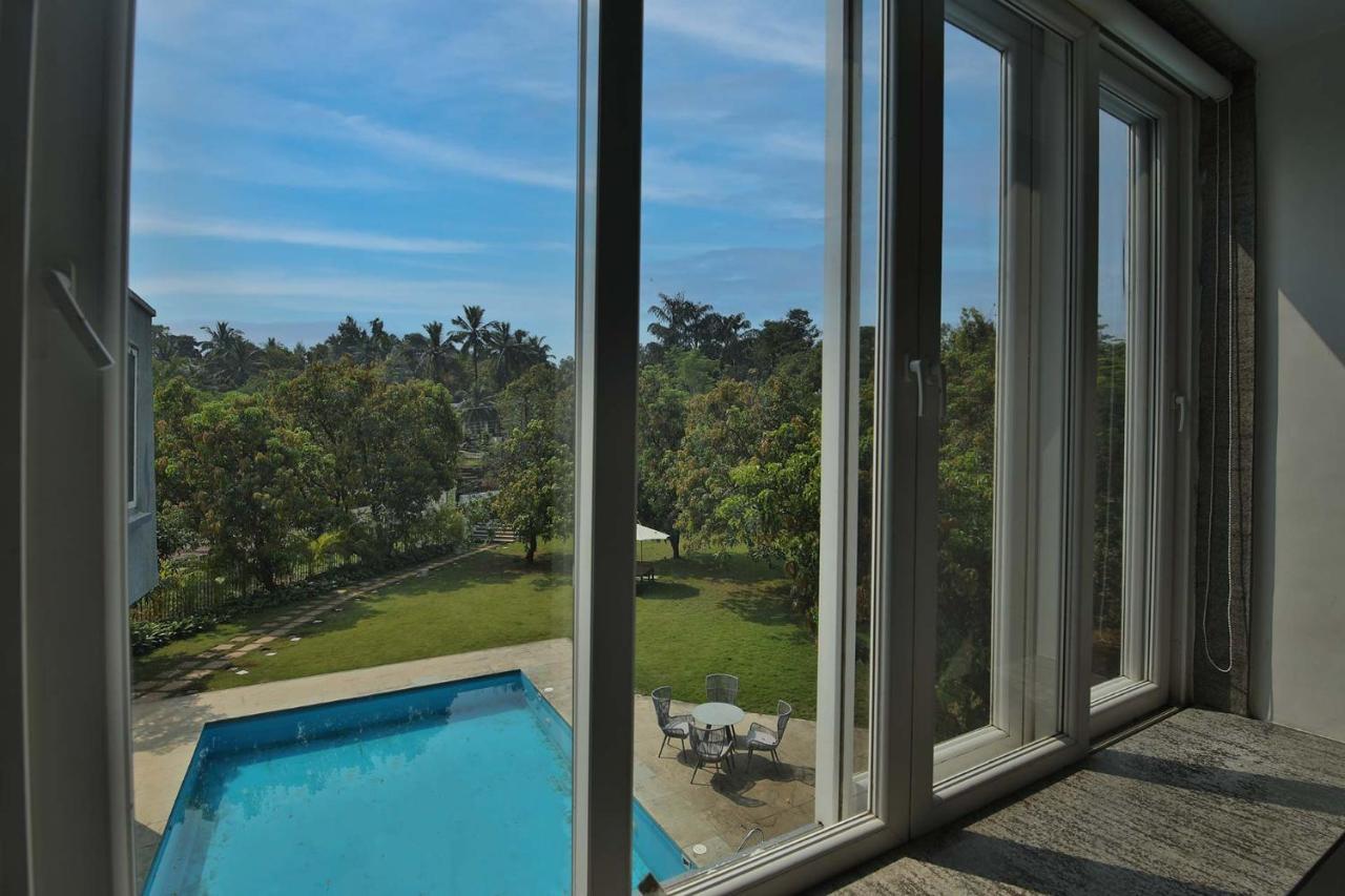 Twilight Grove By Stayvista - Pool- View Villa With Manicured Lawn, Contemporary Interiors & Home Theatre 卡尔贾特 外观 照片