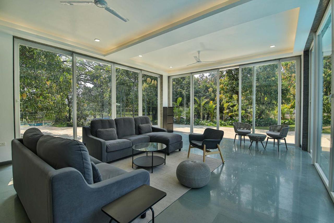 Twilight Grove By Stayvista - Pool- View Villa With Manicured Lawn, Contemporary Interiors & Home Theatre 卡尔贾特 外观 照片