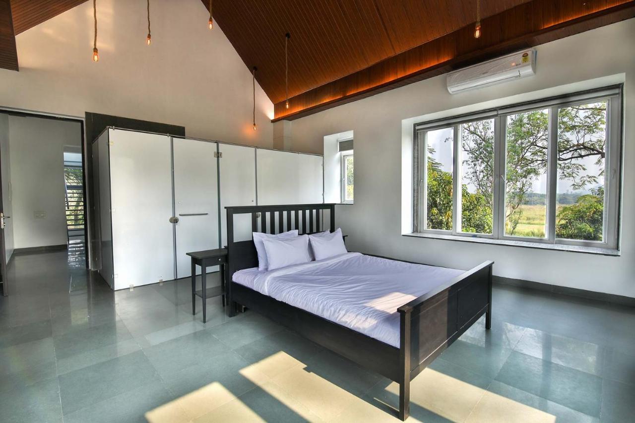 Twilight Grove By Stayvista - Pool- View Villa With Manicured Lawn, Contemporary Interiors & Home Theatre 卡尔贾特 外观 照片