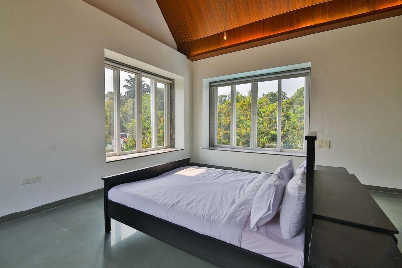 Twilight Grove By Stayvista - Pool- View Villa With Manicured Lawn, Contemporary Interiors & Home Theatre 卡尔贾特 外观 照片