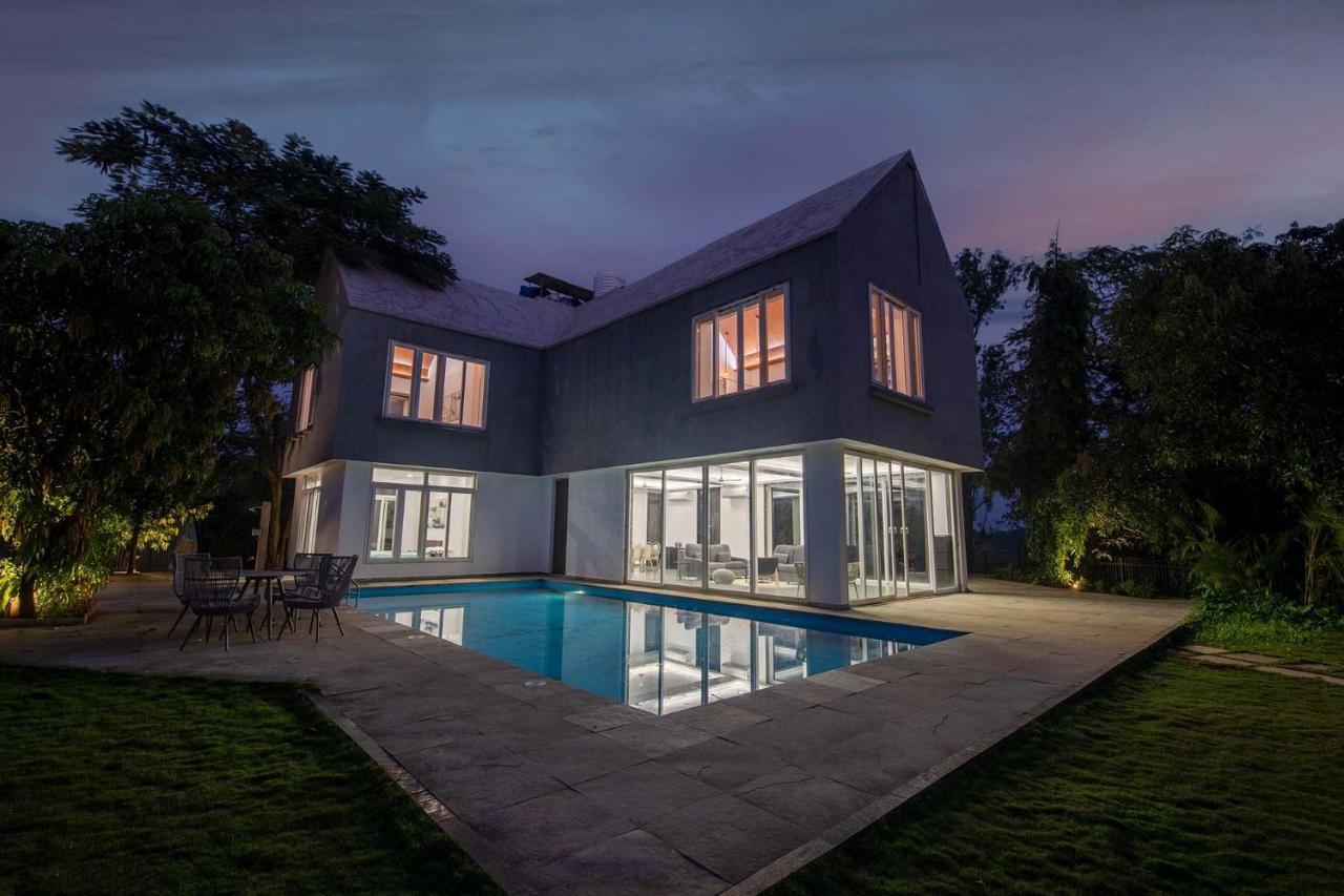 Twilight Grove By Stayvista - Pool- View Villa With Manicured Lawn, Contemporary Interiors & Home Theatre 卡尔贾特 外观 照片