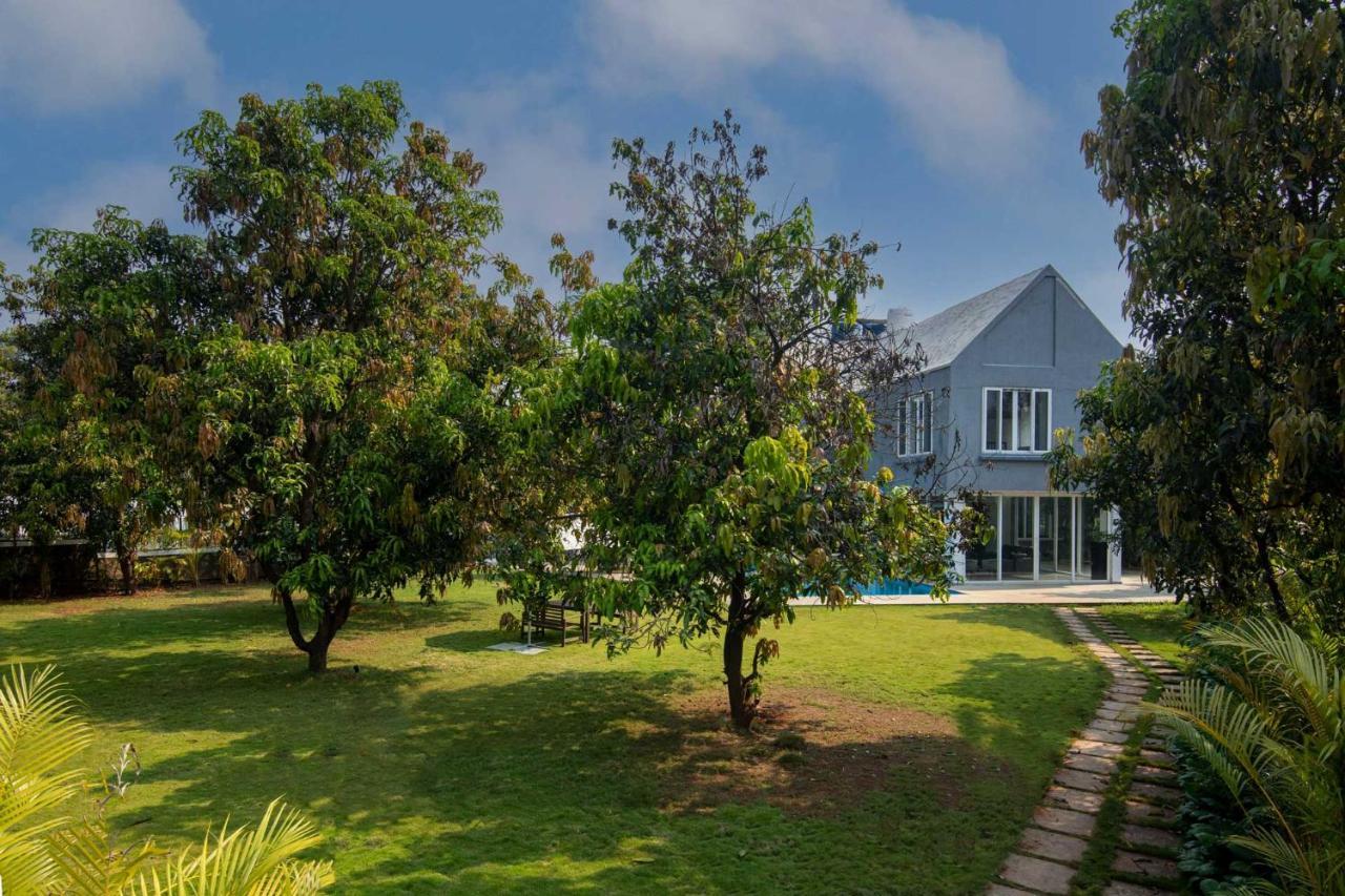 Twilight Grove By Stayvista - Pool- View Villa With Manicured Lawn, Contemporary Interiors & Home Theatre 卡尔贾特 外观 照片